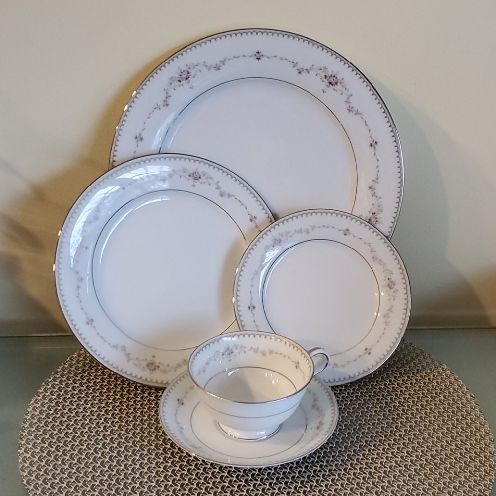 Noritake Fairmont 5 piece Place Setting NWOT